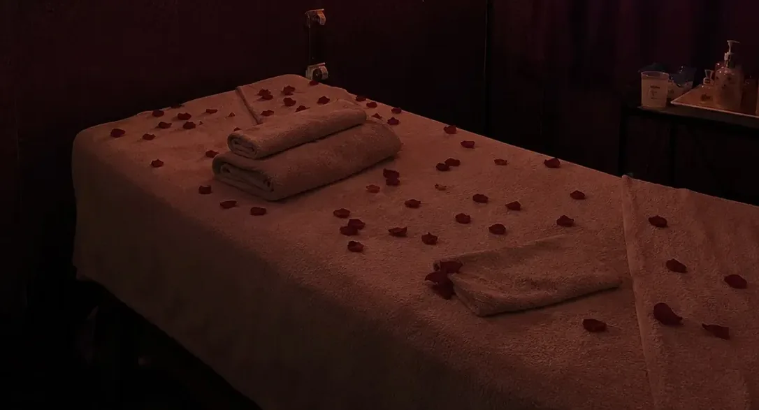 Masaj odasındaki masaj masası — Lila Spa, Kağıthane misafirlerine hizmet veren salon
