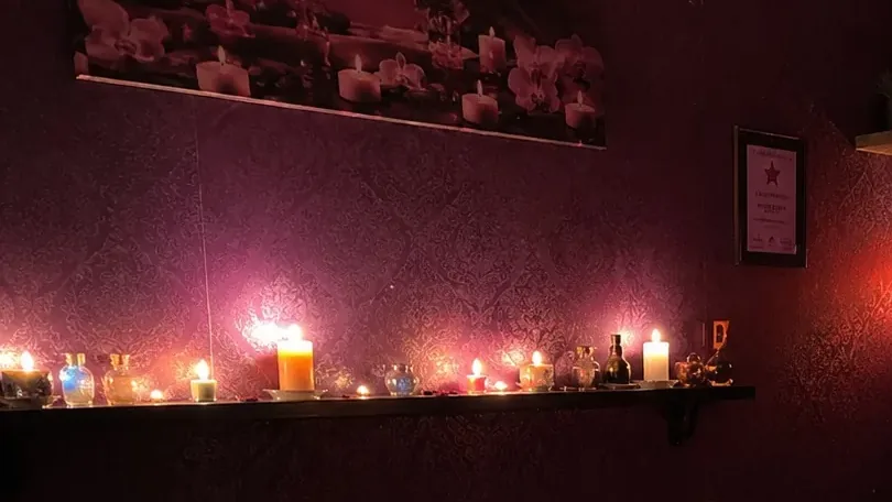 Masaj odasındaki mum rafı — Lila Spa, Kağıthane misafirlerine hizmet veren salon