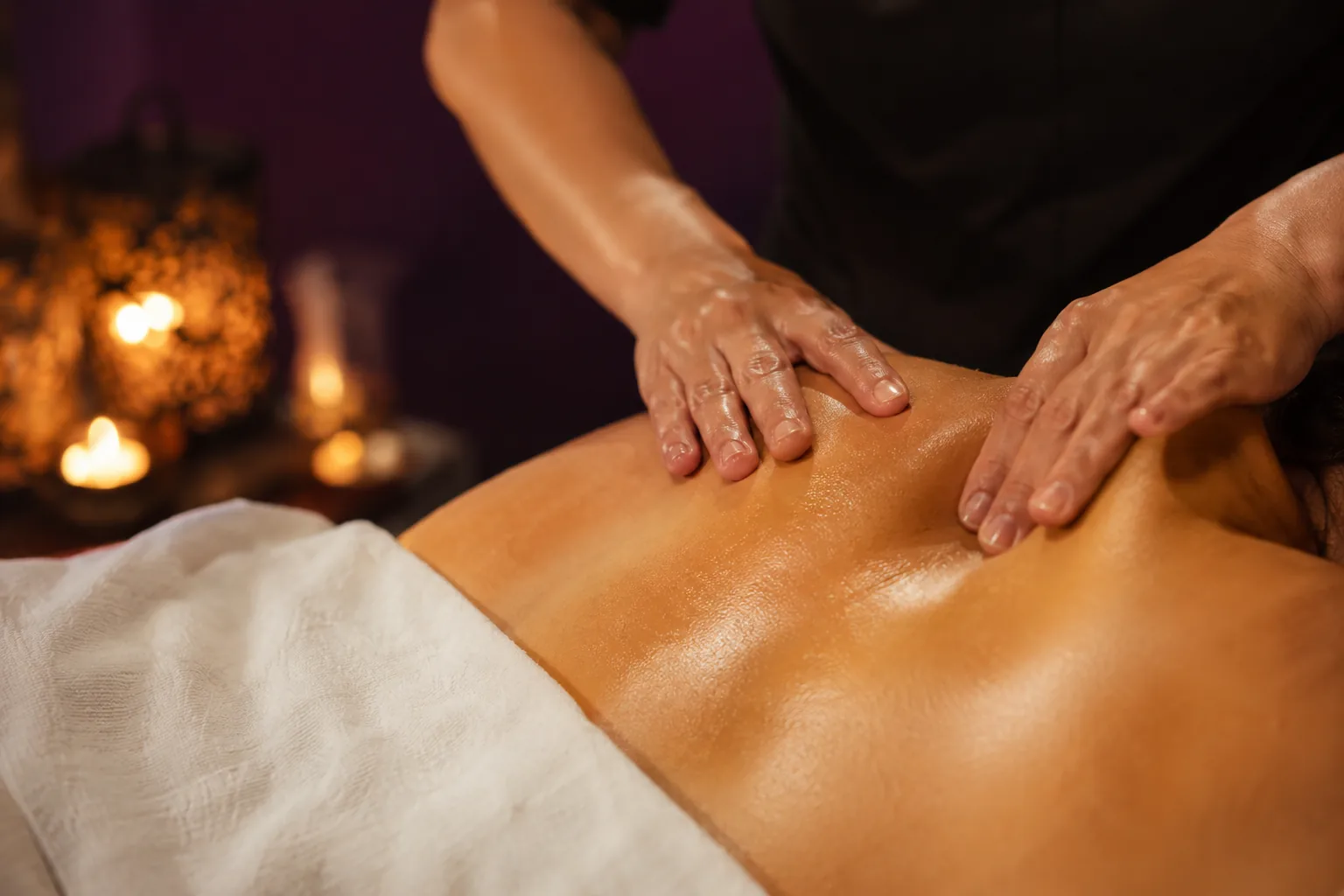 Sırt masajı uygulaması — Lila Spa, Kağıthane misafirlerine hizmet veren salon